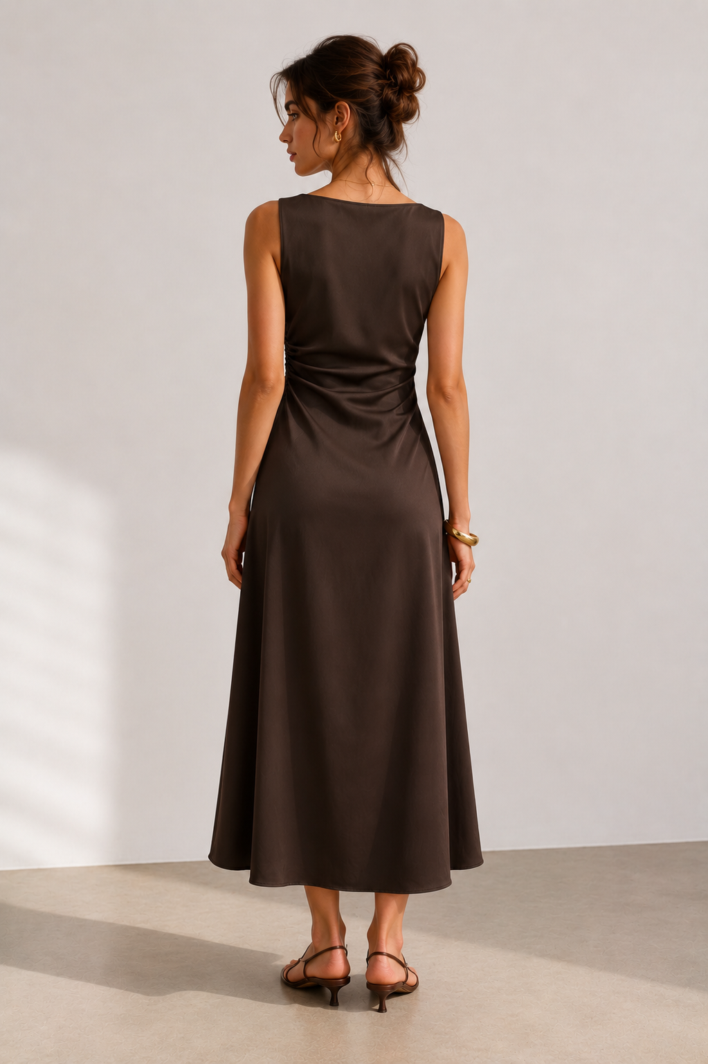 Vestido Midi Satinado Beige para Mujer | Corte Entallado Elegante, Escote Drapeado y Caída Fluida
