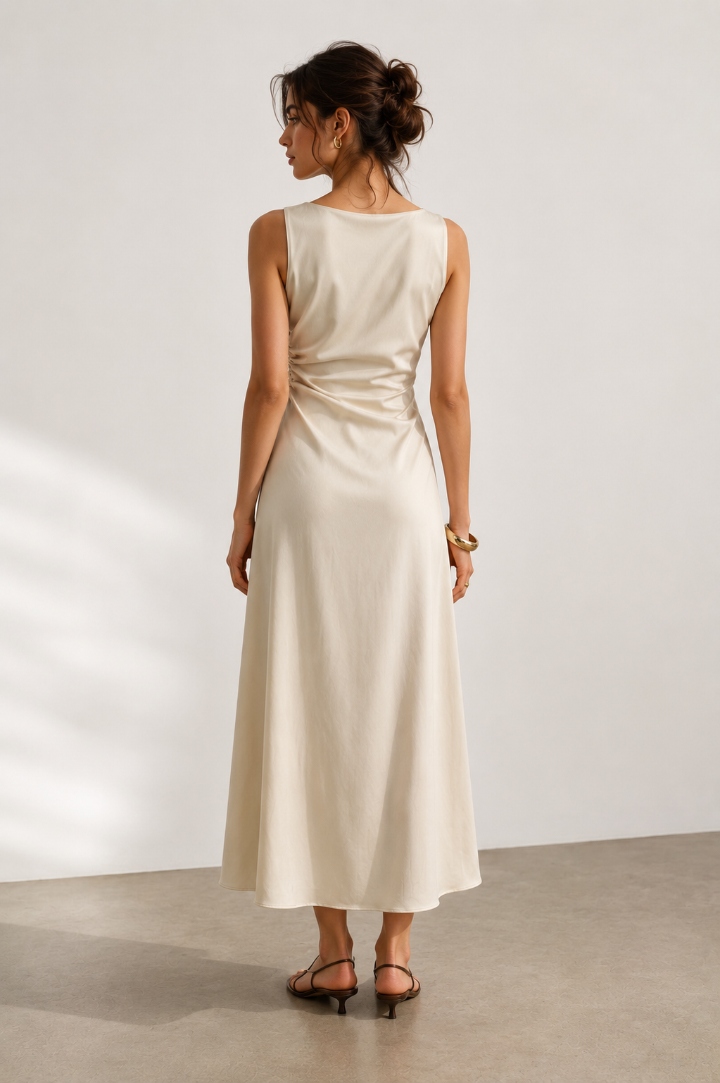 Vestido Midi Satinado Beige para Mujer | Corte Entallado Elegante, Escote Drapeado y Caída Fluida